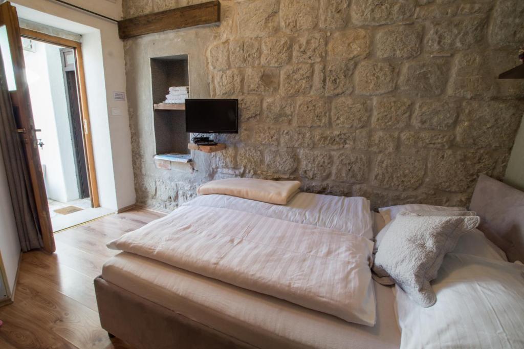 Postel nebo postele na pokoji v ubytování Elena Rooms