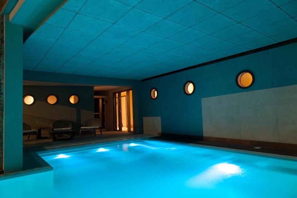 een zwembad in een kamer met een blauw plafond bij 2122 Hotel Art Design in Punta del Este