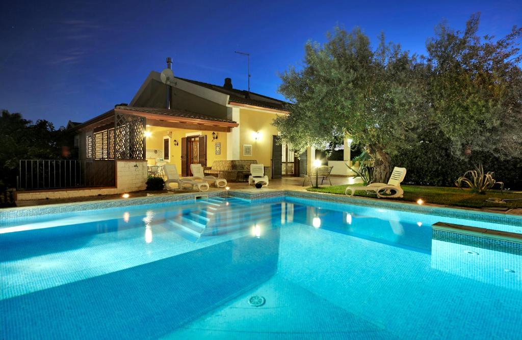 ein Pool vor einem Haus in der Unterkunft Villa dell'Ulivo in Marina di Ragusa