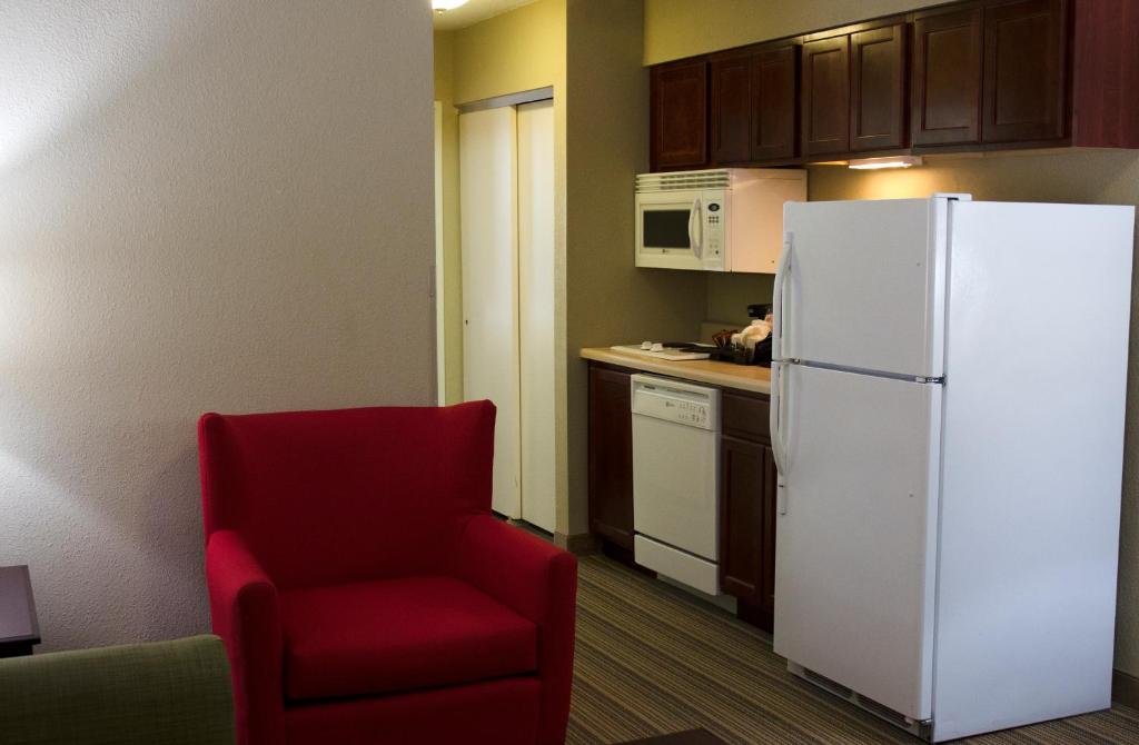 Country Inn & Suites by Radisson, Ithaca, NY - 女王套房与厨房 - 残疾人进入/非吸烟