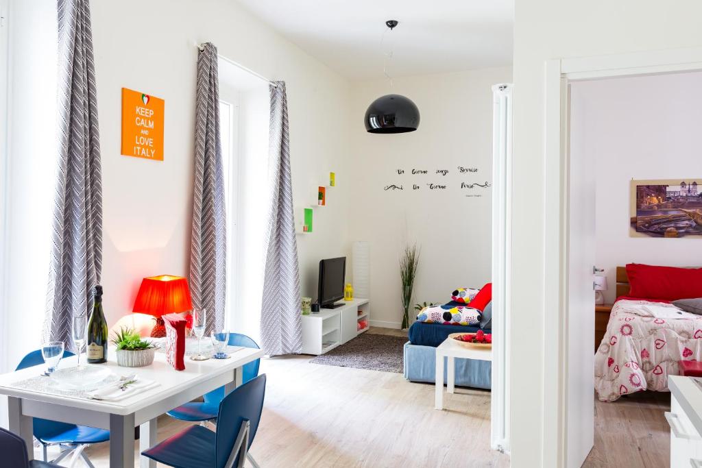 een woonkamer met een tafel en een bank bij Sixty One Luxury Room in Rome