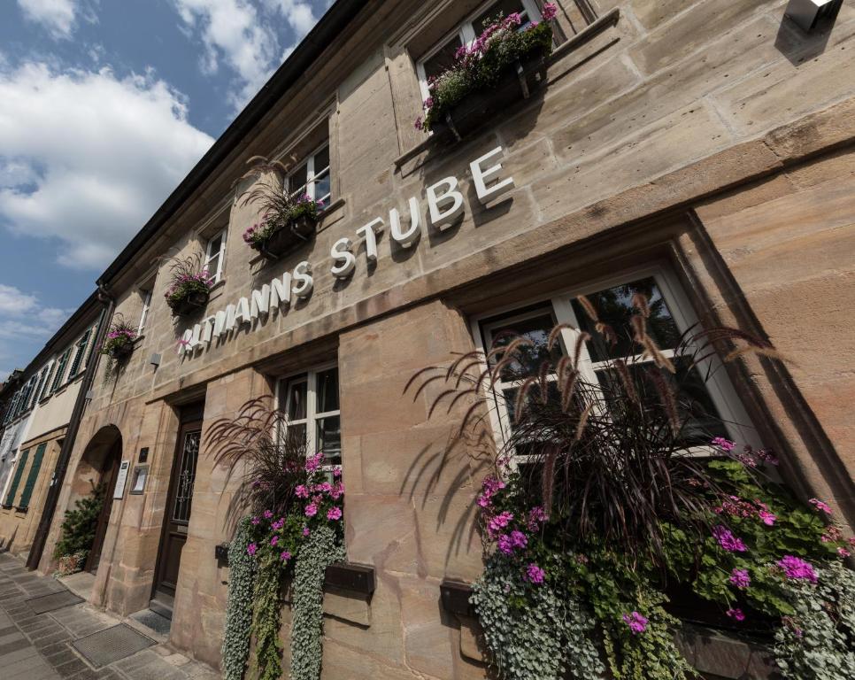 a building with flowers on the side of it at Altmann's Stube in Erlangen