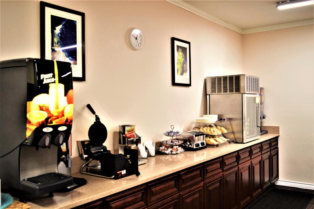 Kuchyň nebo kuchyňský kout v ubytování GuestHouse Inn Enumclaw