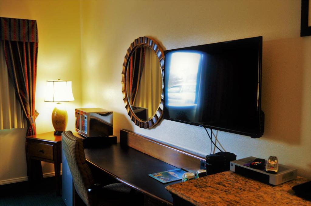 TV a/nebo společenská místnost v ubytování GuestHouse Inn Enumclaw