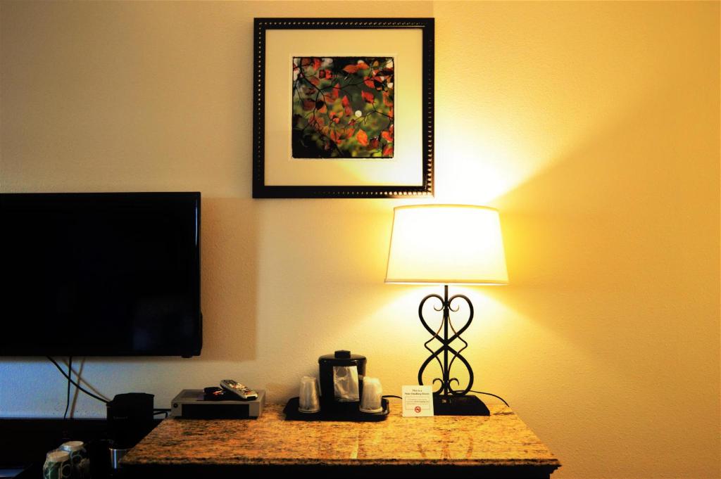 TV a/nebo společenská místnost v ubytování GuestHouse Inn Enumclaw