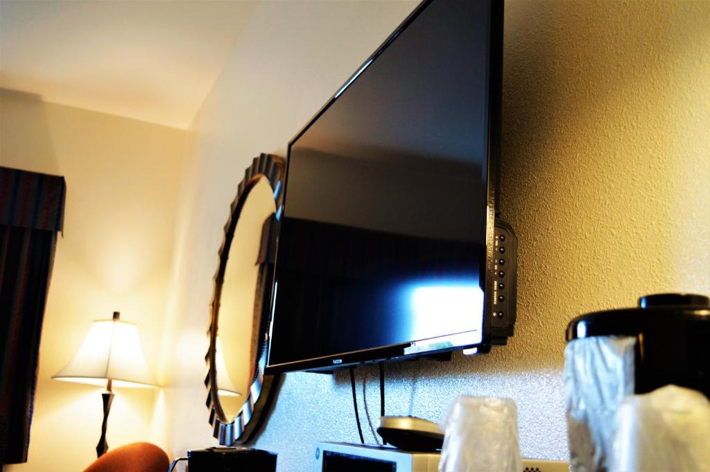 TV a/nebo společenská místnost v ubytování GuestHouse Inn Enumclaw