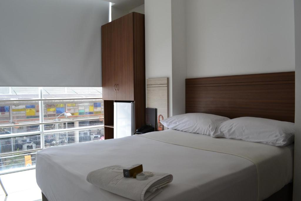 Un pat sau paturi într-o cameră la Hotel Grand Premium Plaza