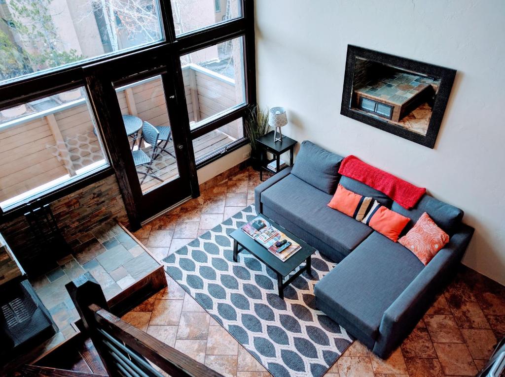 Posezení v ubytování Vail View Loft - Slope-view condo, free bus for quick access to Vail Village
