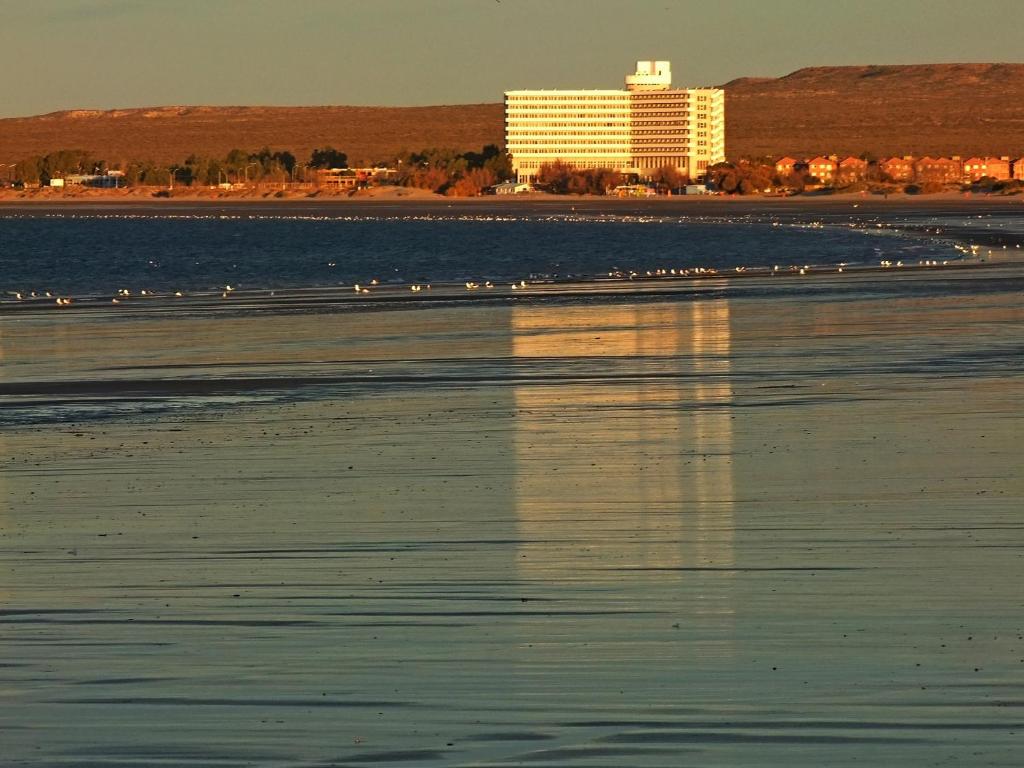 vistas a una playa con un edificio en el fondo en Rayentray Puerto Madryn en Puerto Madryn