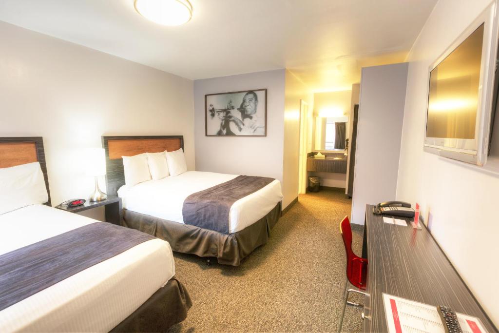 a hotel room with two beds and a table at Hotel Ruby in Spokane