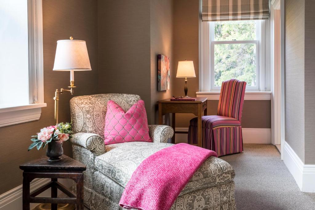 Inns of Aurora Resort & Spa - Salle Queen Avec Vue Sur Le Lac - House Rowland