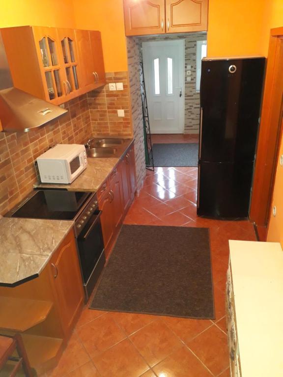 Kuchyň nebo kuchyňský kout v ubytování Tóvárosi apartman