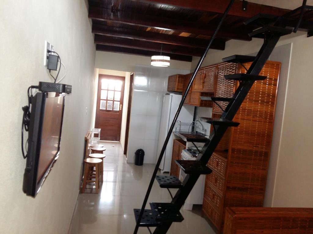 un soggiorno con scala a chiocciola in un edificio di Cantinho na Chi'apada a Lençóis