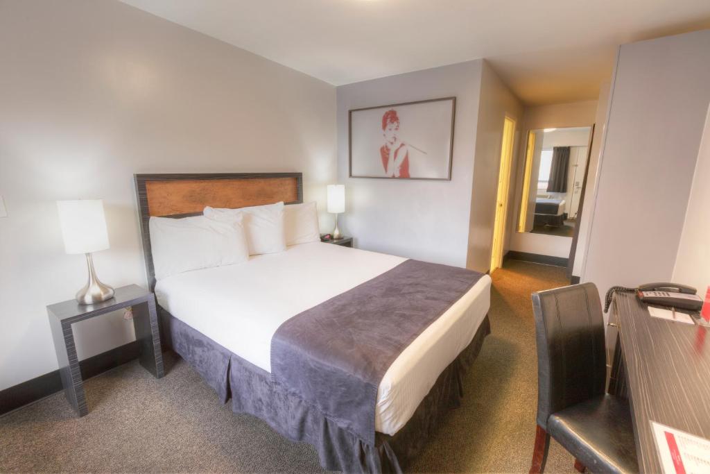 a bedroom with a large bed in a hotel room at Hotel Ruby in Spokane