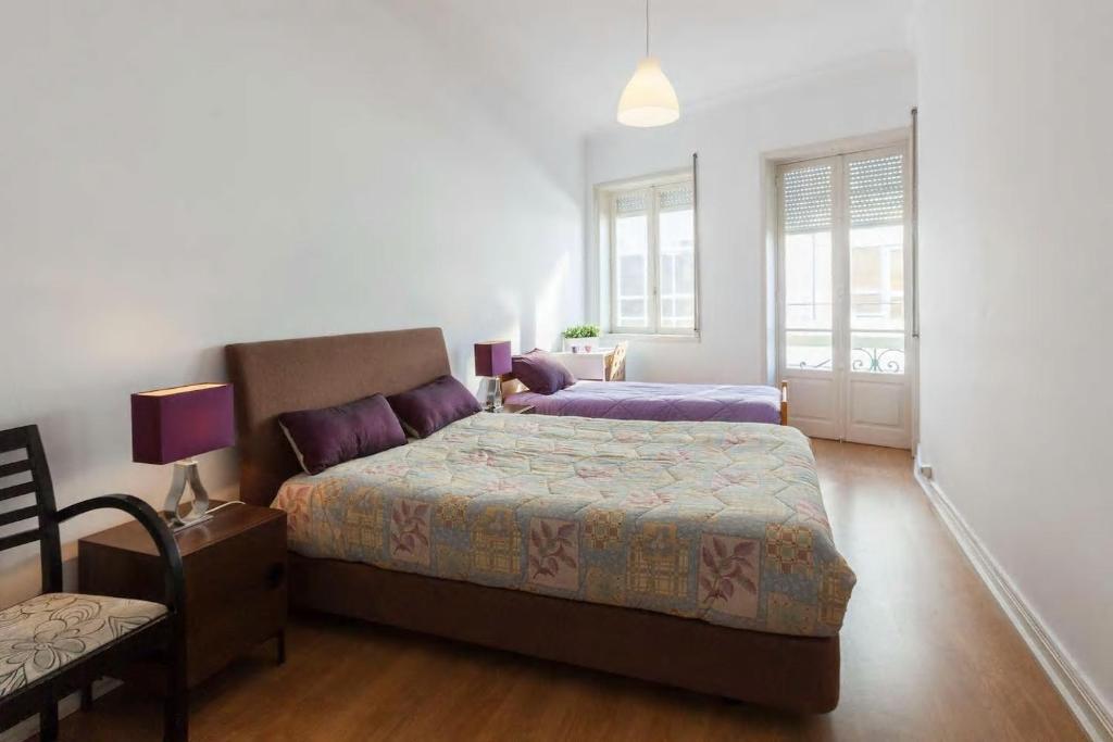 1 dormitorio con 2 camas, mesa y silla en Apartment Cozy 4YOU, en Oporto
