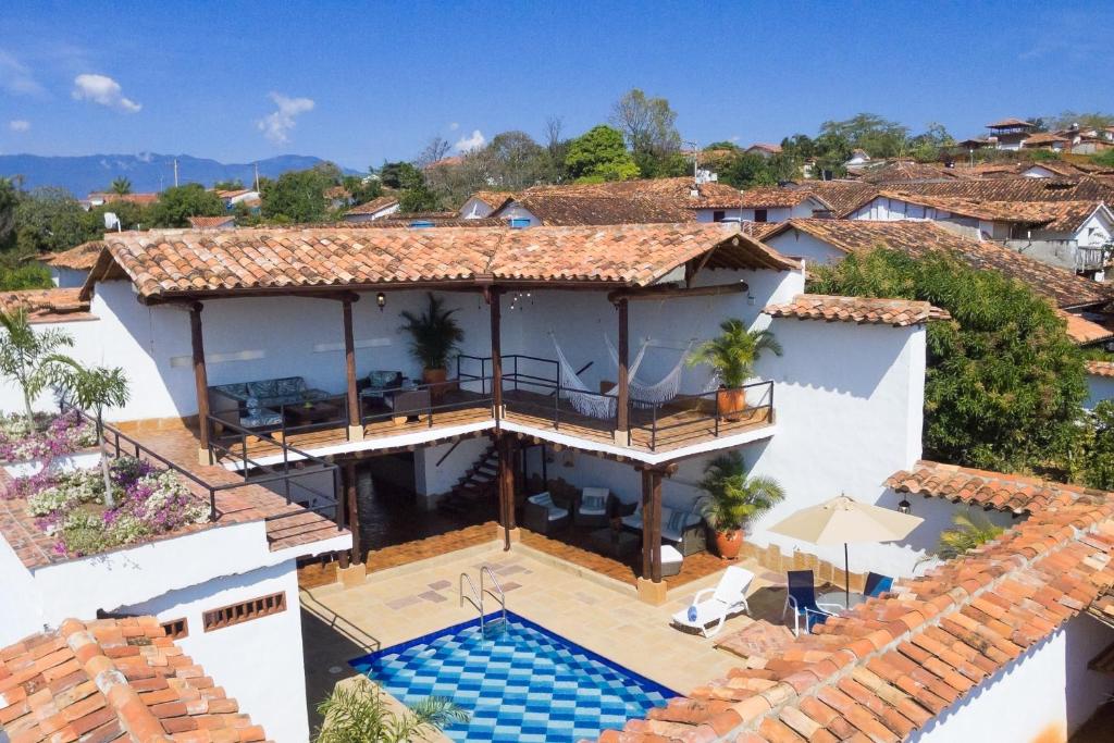 una vista aérea de una casa con piscina en Casa Bari El Jardin, en Barichara
