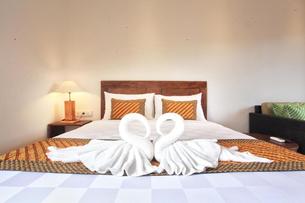 Tempat tidur dalam kamar di Hotel Puriartha Ubud - CHSE Certified