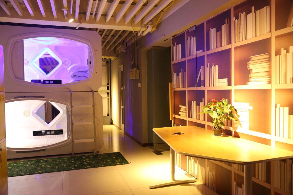 una habitación con una máquina en el medio de una habitación en Wuhan Worry-free Capsule Hotel, en Wuhan