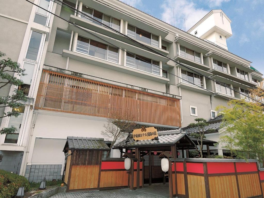 松本的住宿－阿薩曼諾糸園酒店，前面有标志的建筑