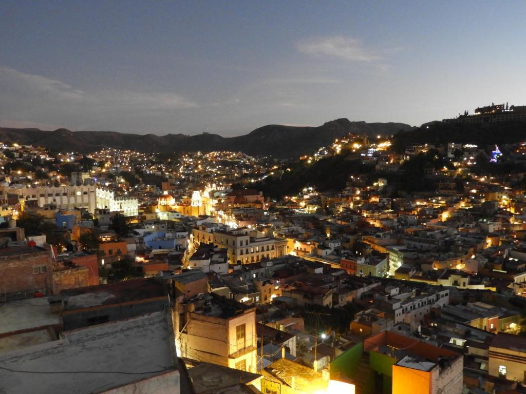 - une vue sur la ville la nuit dans l'établissement La Lotería Panoramic House & Rooftop by Lunian, à Guanajuato