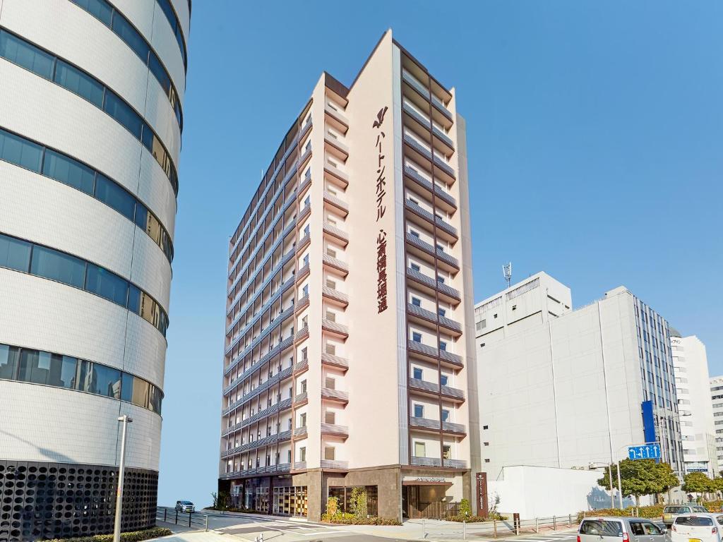 una representación de un edificio alto en una ciudad en Hearton Hotel Shinsaibashi Nagahoridouri en Osaka