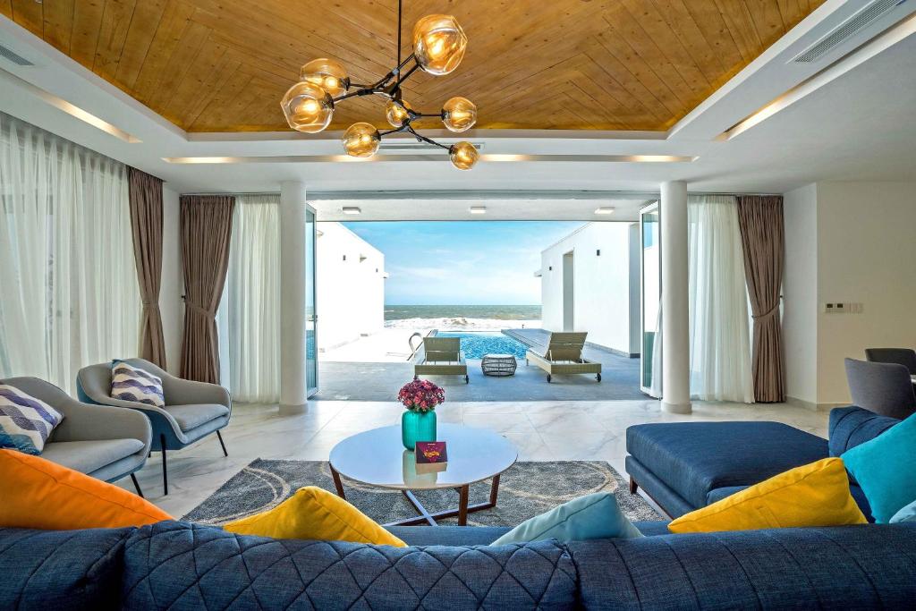 Khu vực ghế ngồi tại Oceanami Villas & Beach Club - Managed by Oceanami Group