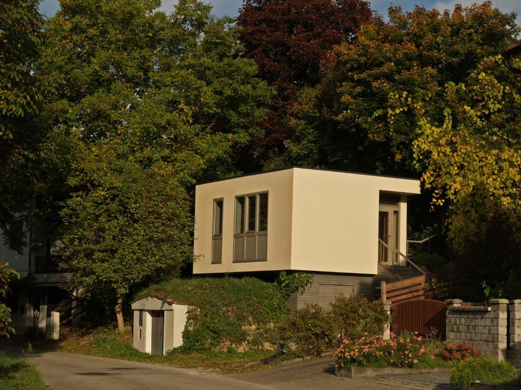 uma casa que está no topo de algumas árvores em Tiny Guesthouse Kamptal em Schönberg am Kamp