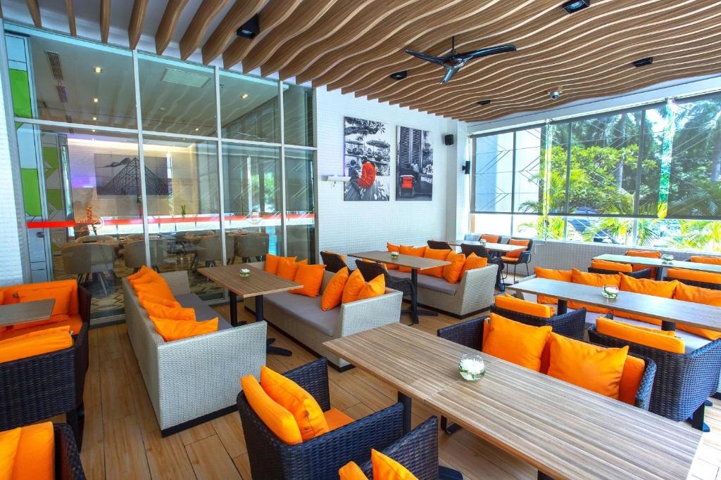 Posezení v ubytování HARRIS Hotel and Conventions Kelapa Gading Jakarta