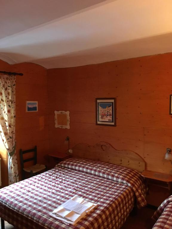 ペスココスタンツォにあるMasseria Cerasellaのベッドルーム1室(ベッド1台、本付)