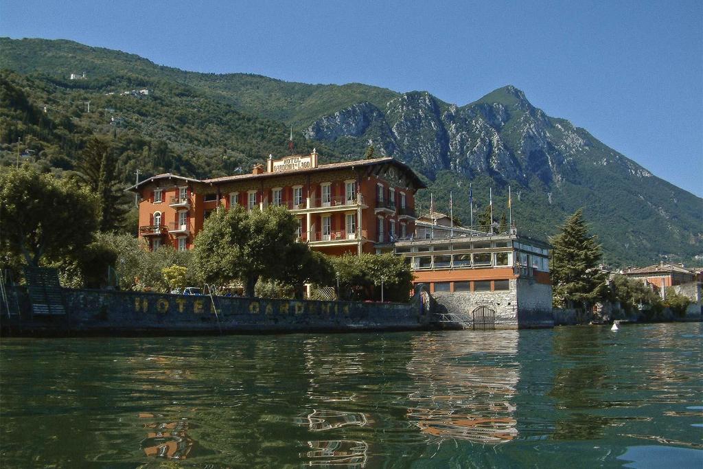 ガルニャーノにあるHotel Gardenia al Lagoの水辺のホテル