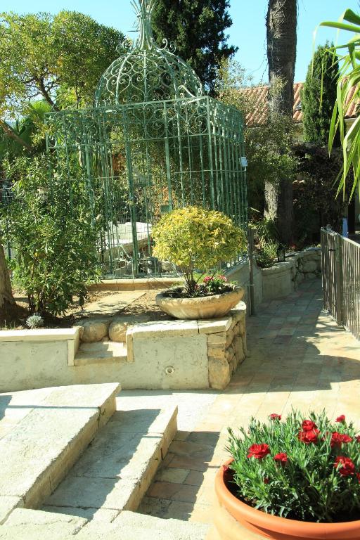 a garden with a gate and some flowers and plants at Les Bastidieres - Cap Brun in Toulon