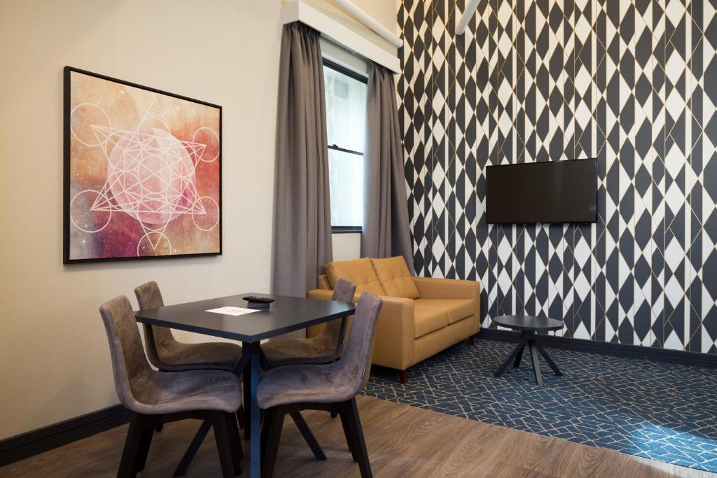 Roomzzz Manchester Victoria - Resim 11