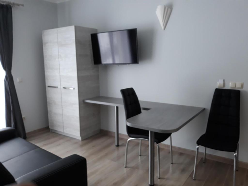Televízia a/alebo spoločenská miestnosť v ubytovaní Apartamenty Pod Skrzycznem