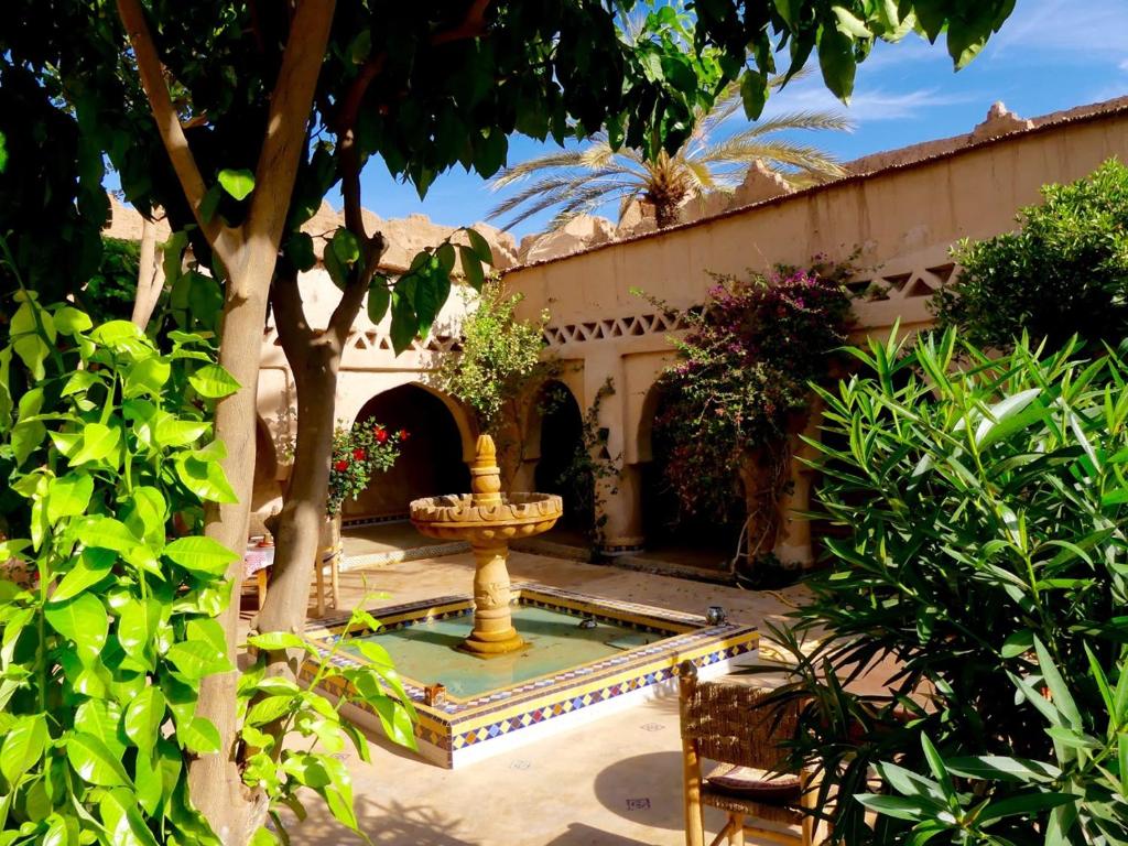 a fountain in the courtyard of a house at Riad Tabhirte in Agdz