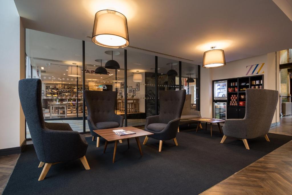 Roomzzz Manchester Victoria - Resim 16