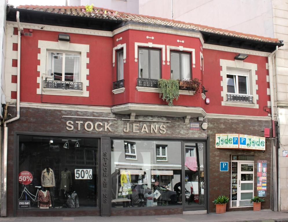 カストロ・ウルディアレスにあるPensión Jadeの赤い建物