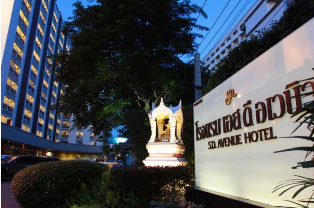 a sign for the savannah hotel at night at S.D. Avenue Hotel in Bangkok