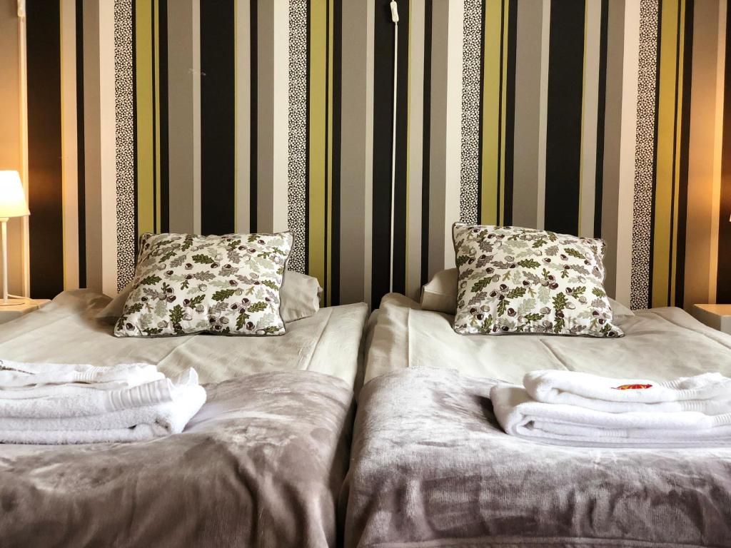 Postel nebo postele na pokoji v ubytování Järnvägshotellet