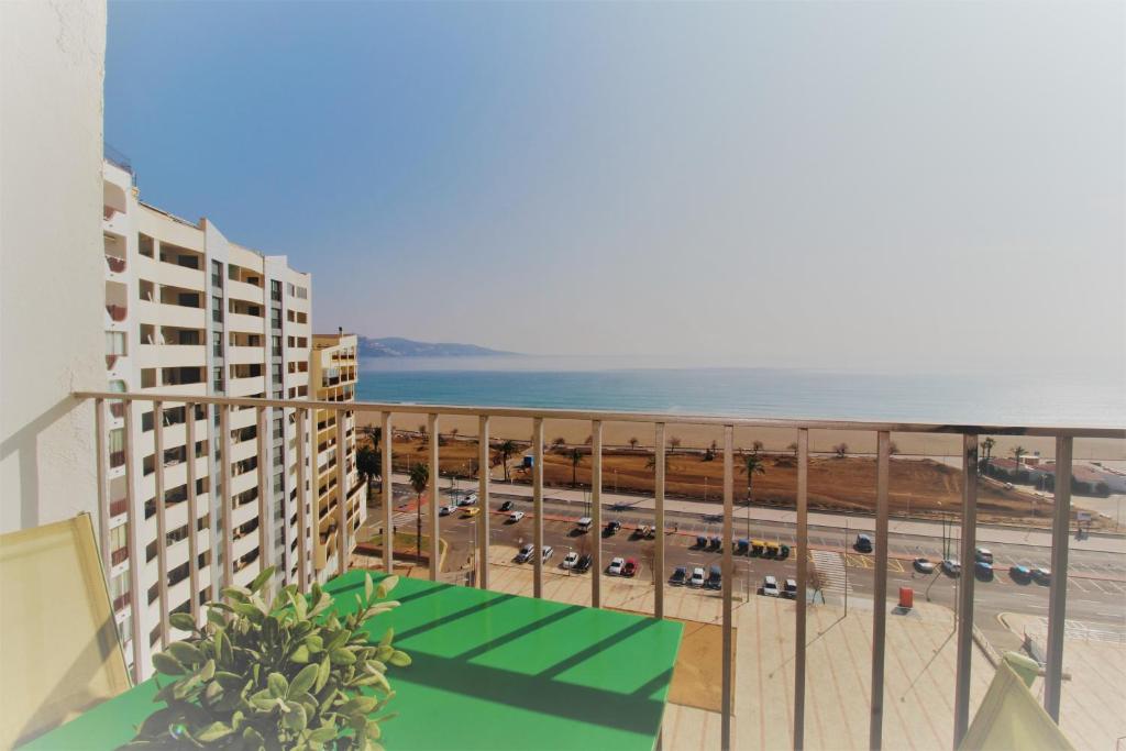 desde el balcón de un edificio con vistas a la playa en SYLVIA 11D1 - Precioso estudio en primera línea de mar - céntrico - terraza vista mar - playa - wifi, en Empuriabrava