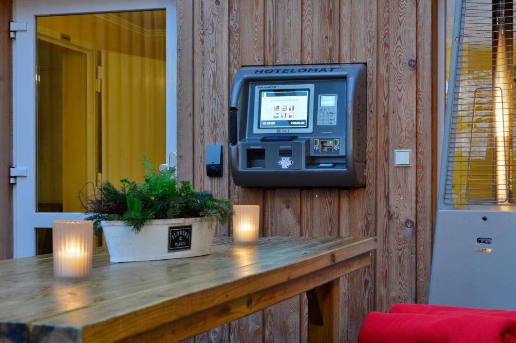einer auf einer Holzwand sitzenden Geldautomaten in der Unterkunft Der Kleine Hans in Sankt Michaelisdonn