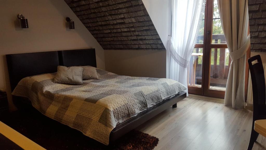 卡齊米日－多爾尼的住宿－Apartament 30 Angel - Pod Aniołem，一间卧室设有一张床和一个大窗户