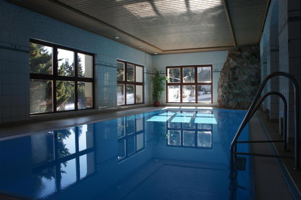 Bazén v ubytování Berghotel Friedrichshöhe nebo v jeho okolí