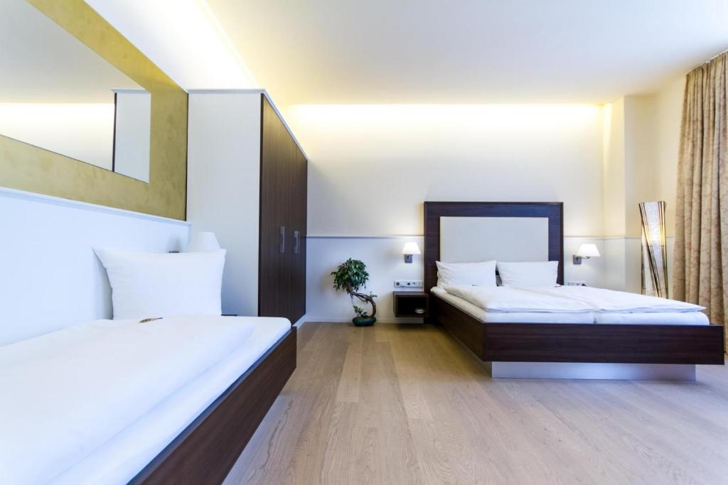 Postel nebo postele na pokoji v ubytování The Heidelberg Exzellenz Hotel