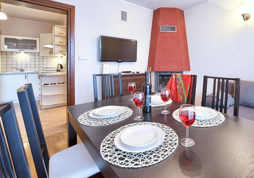 Televízia a/alebo spoločenská miestnosť v ubytovaní VisitZakopane - Paris Apartment
