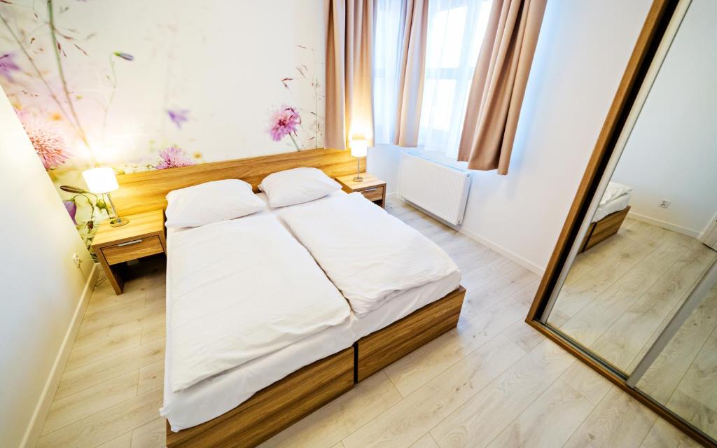 Posteľ alebo postele v izbe v ubytovaní Apartamenty Sun & Snow Residence Karpacz