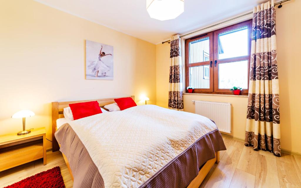 Posteľ alebo postele v izbe v ubytovaní Apartamenty Sun & Snow Residence Karpacz