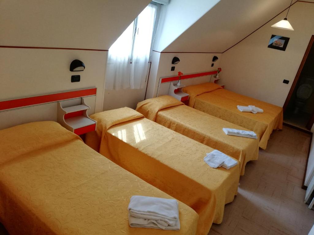 Łóżko lub łóżka w pokoju w obiekcie Hotel Devon Rooms & Breakfast