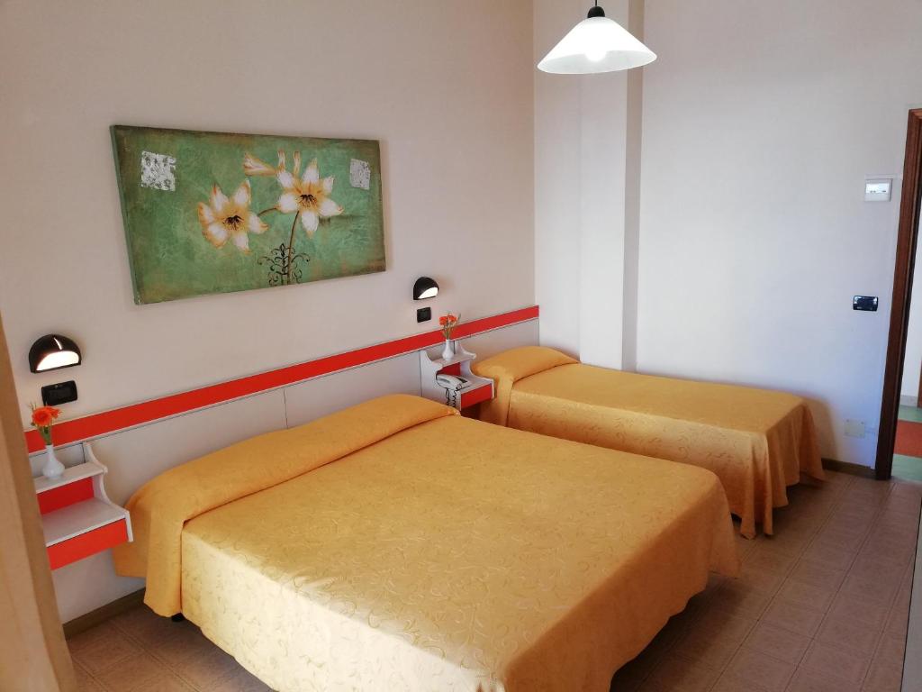 Łóżko lub łóżka w pokoju w obiekcie Hotel Devon Rooms & Breakfast