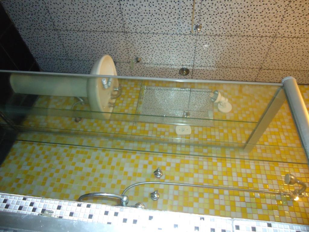 y baño con lavabo y aseo. en Copacabana 71, en Río de Janeiro