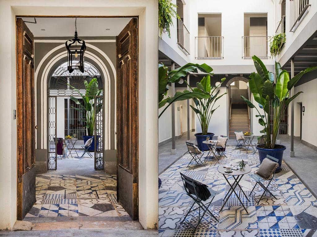 un couloir avec des chaises et des tables dans un bâtiment dans l'établissement Matahacas Pool & Luxury, à Séville